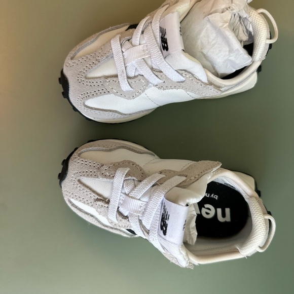 New Balance Gray and White Sneakers Retro-Inspired Design - Picture 5 of 8